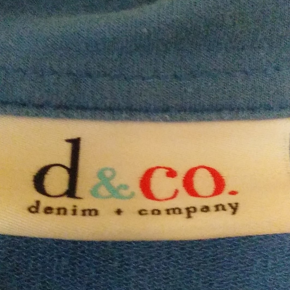D& Co size 1x light blue and white collar top.